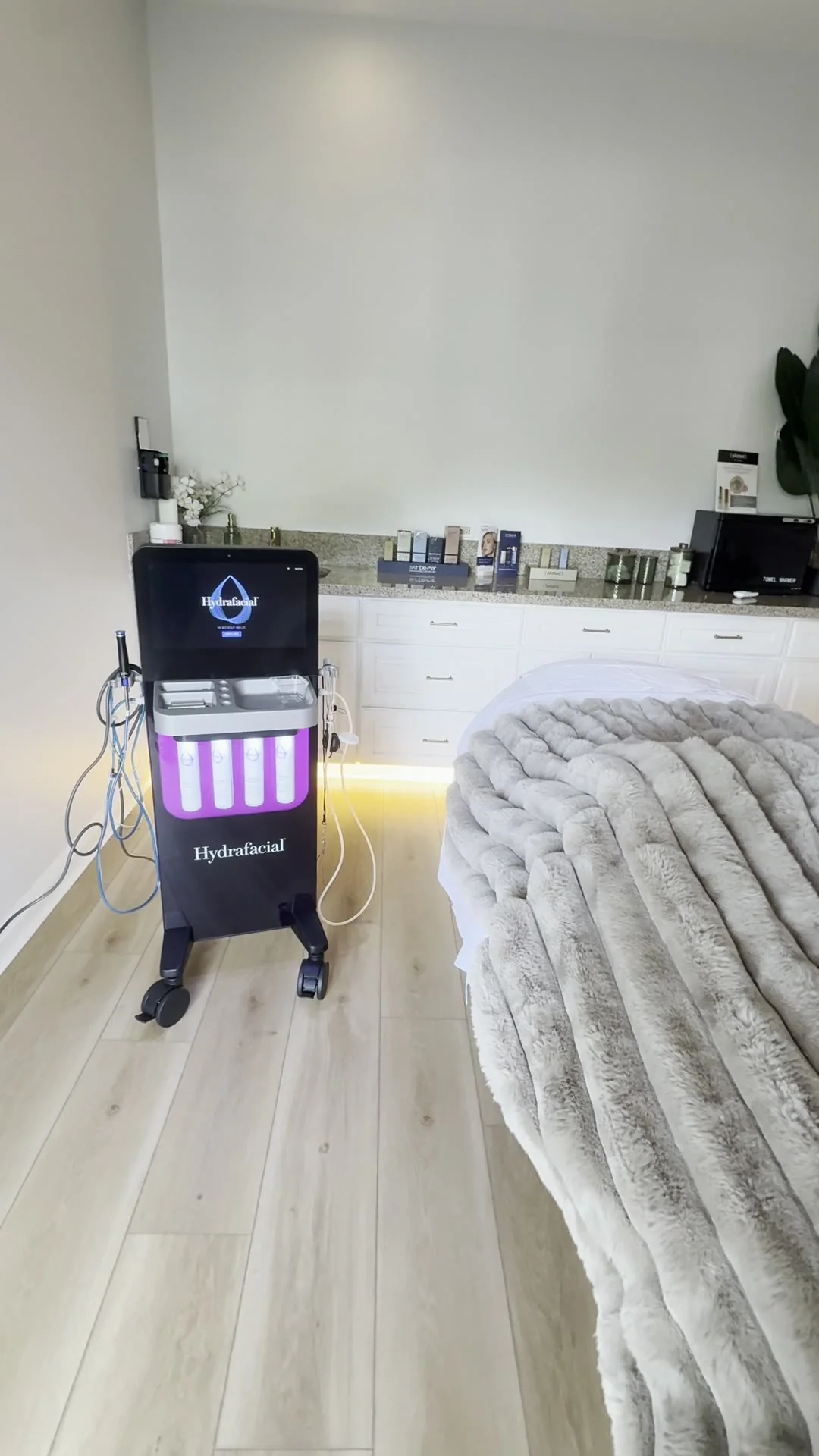 The Nō Ka ʻOi treatment room with the HydraFacial device and prepared bed